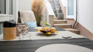Una mesa con un recipiente de vidrio, un recipiente de madera y un teléfono inteligente.