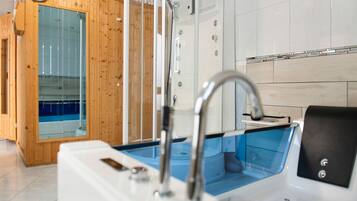 Banheira, secador de cabelo, toalhas de banho