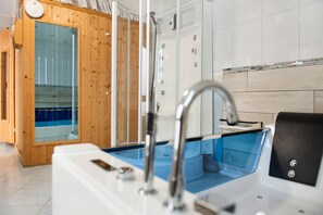 Baignoire, sèche-cheveux, serviettes fournies