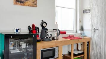 Kühlschrank, Mikrowelle, Herdplatte, Wasserkocher mit Kaffee-/Teezubehör