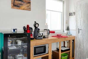 Refrigerador, microondas, parrilla de estufa y cafetera y tetera 
