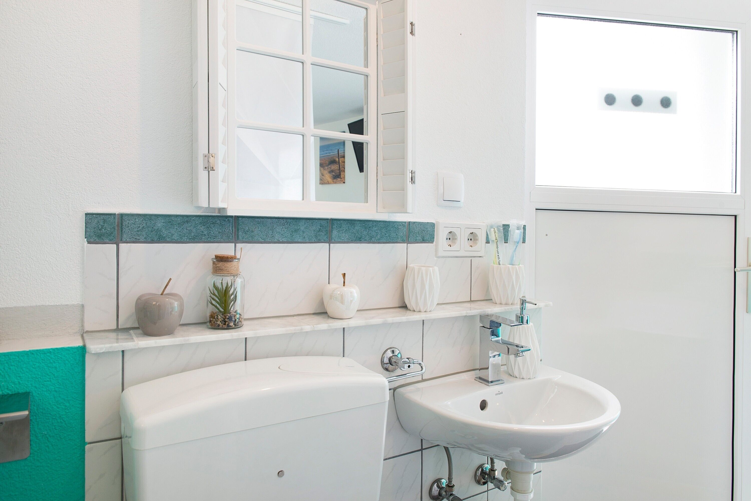 Banheira, secador de cabelo, toalhas de banho 