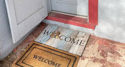 Cozy Small Cottage Downtown - Walk to University of Nevada Reno