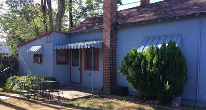 Cozy Small Cottage Downtown - Walk to University of Nevada Reno