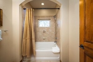 Duschwanne, kostenlose Toilettenartikel, Haartrockner