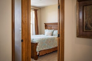 3 bedrooms, desk, laptop workspace, free internet