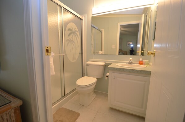 Un baño con inodoro, lavamanos y ducha.