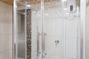 Suihku, sadesuihkupää, ilmaiset hygieniatuotteet, hiustenkuivaaja