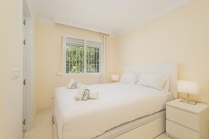 3 bedrooms, desk, iron/ironing board, WiFi
