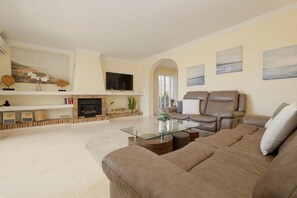 Télévision, cheminée