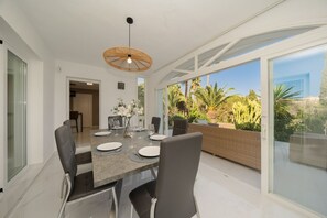 Dining - Villa in Elviria, a retreat among palm trees, with private heated pool and barbecue, Marbella (Marbella)