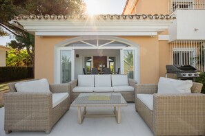 Outdoor dining - Villa in Elviria, a retreat among palm trees, with private heated pool and barbecue, Marbella (Marbella)