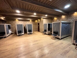 Delad sovsal - Economy - endast män | Sängtillbehör av högsta kvalitet, ljudisolering och strykjärn/strykbräda