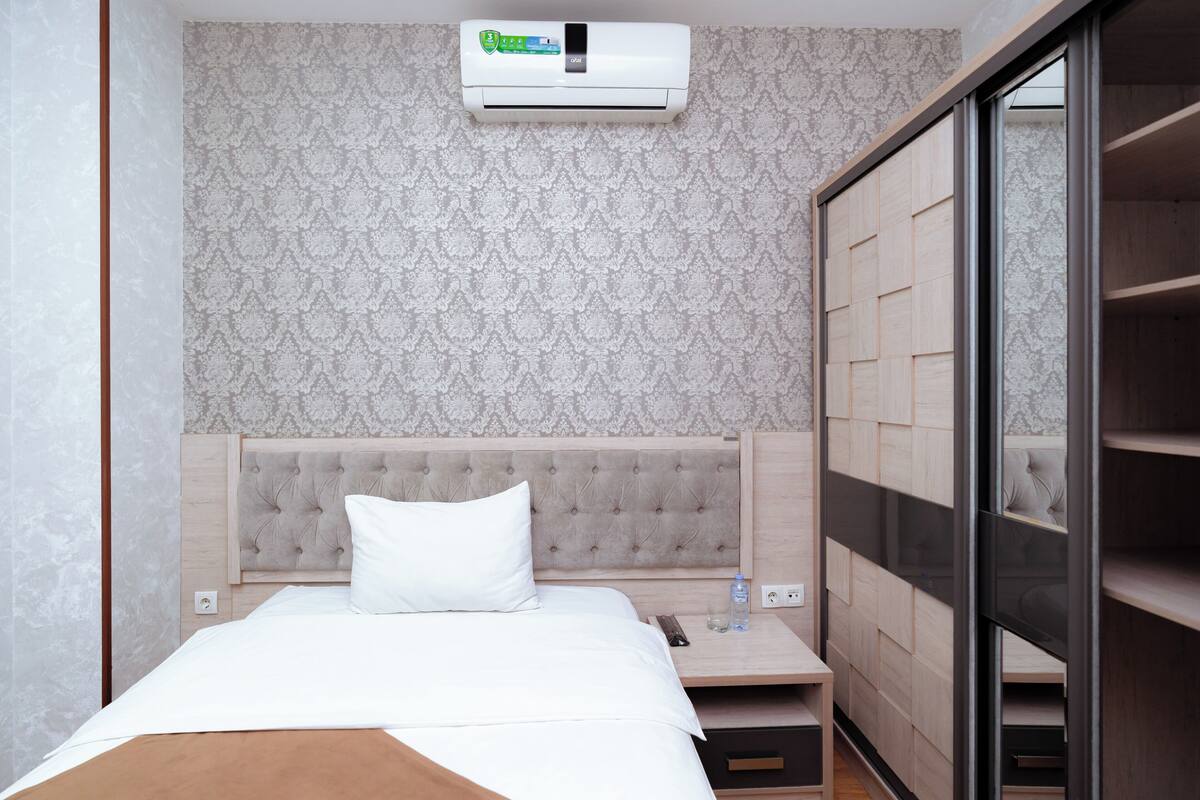 Quarto solteiro econômico | 1 quarto, roupas de cama premium, ferros/tábuas de passar roupa