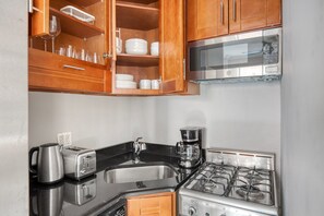 Réfrigérateur, micro-ondes, four, plaque de cuisson