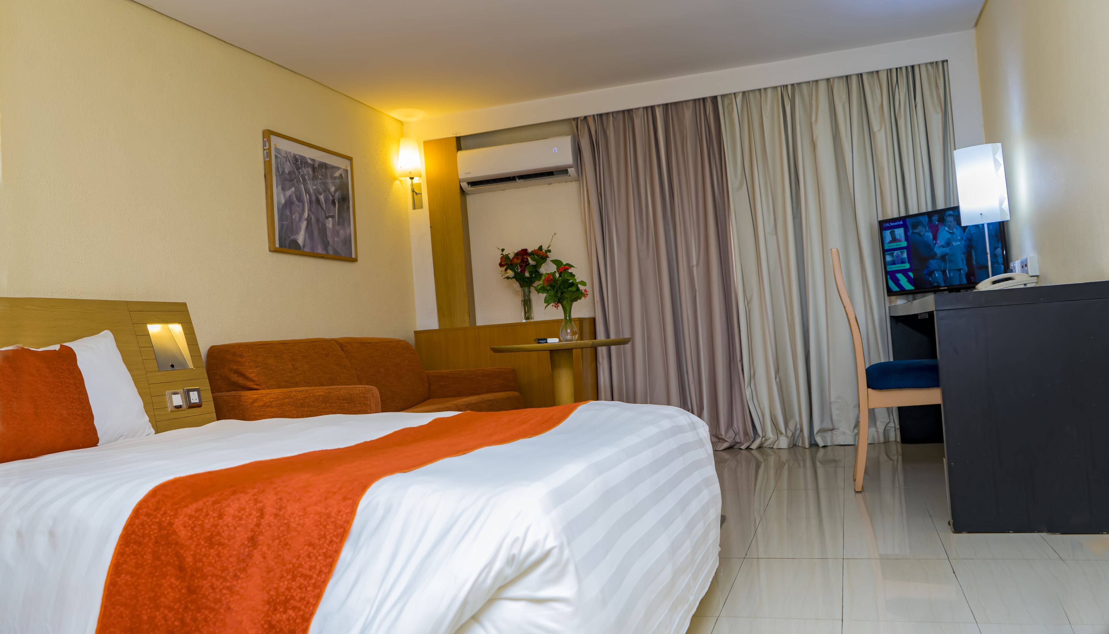 ميني بار وخزنة داخل الغرفة ومكتب ومساحة عمل للكمبيوتر المحمول