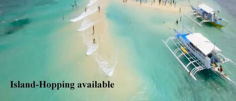 Perto da praia, espreguiçadeiras