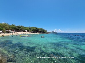 Playa en los alrededores y camastros
