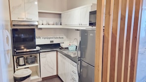 Refrigerador, microondas, horno y parrilla de estufa