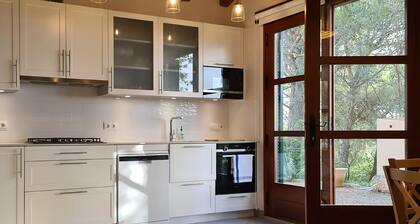 Small and comfortable independent house. Spacious private garden.3 km Valls