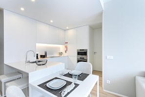 Réfrigérateur, four à micro-ondes, un four, surface de cuisson