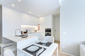 Réfrigérateur, four à micro-ondes, un four, surface de cuisson
