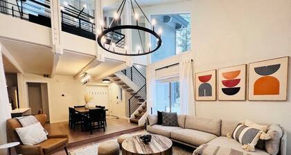Walk to Village-8 SHARC Passes-Fireplace-Sleeps 8