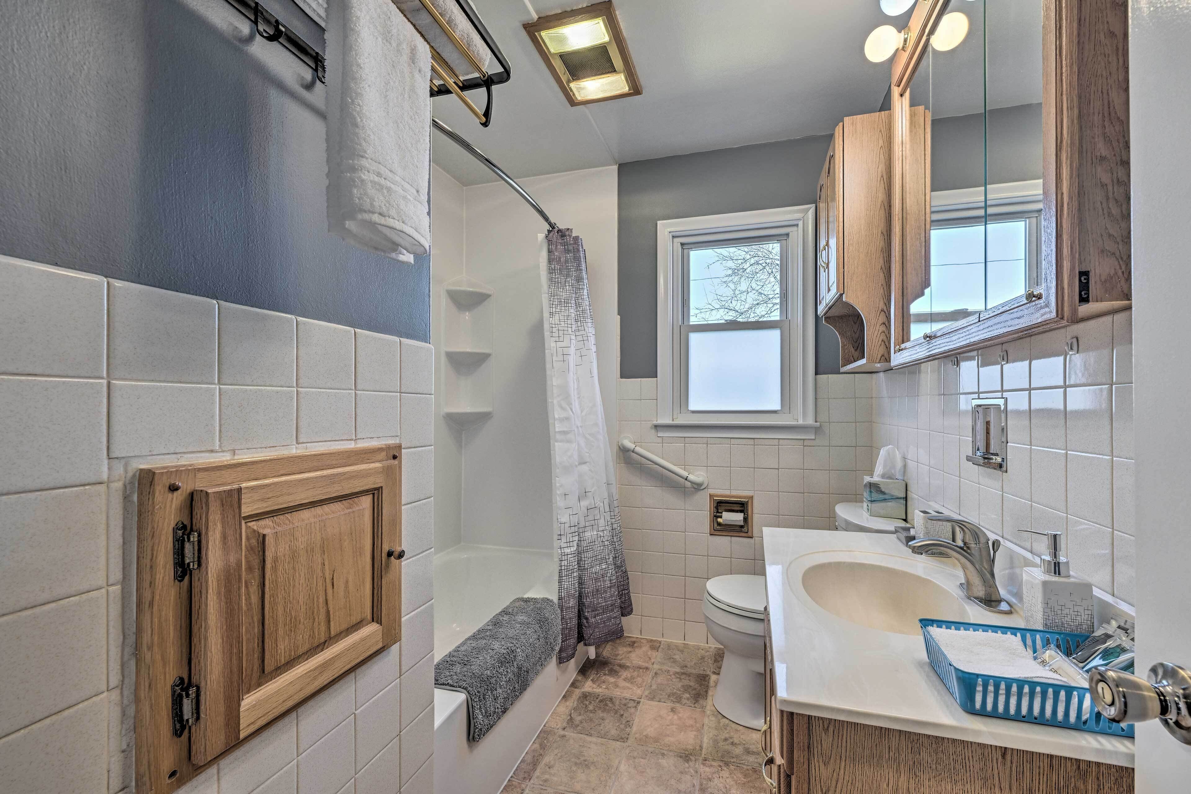 Articles de toilette gratuits, sèche-cheveux, serviettes fournies