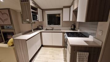 Chalet, Multiple Beds | Private kitchen | Fridge, microwave, oven, stovetop