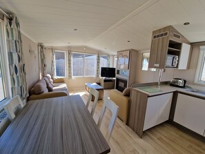 Chalet | Private kitchen | Fridge, microwave, oven, stovetop - Seaside 6-person Caravan at Rockley Park (Poole)
