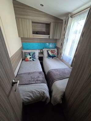 3 bedrooms, free WiFi, bed sheets - 6-person Caravan at Rockley Park (Poole)