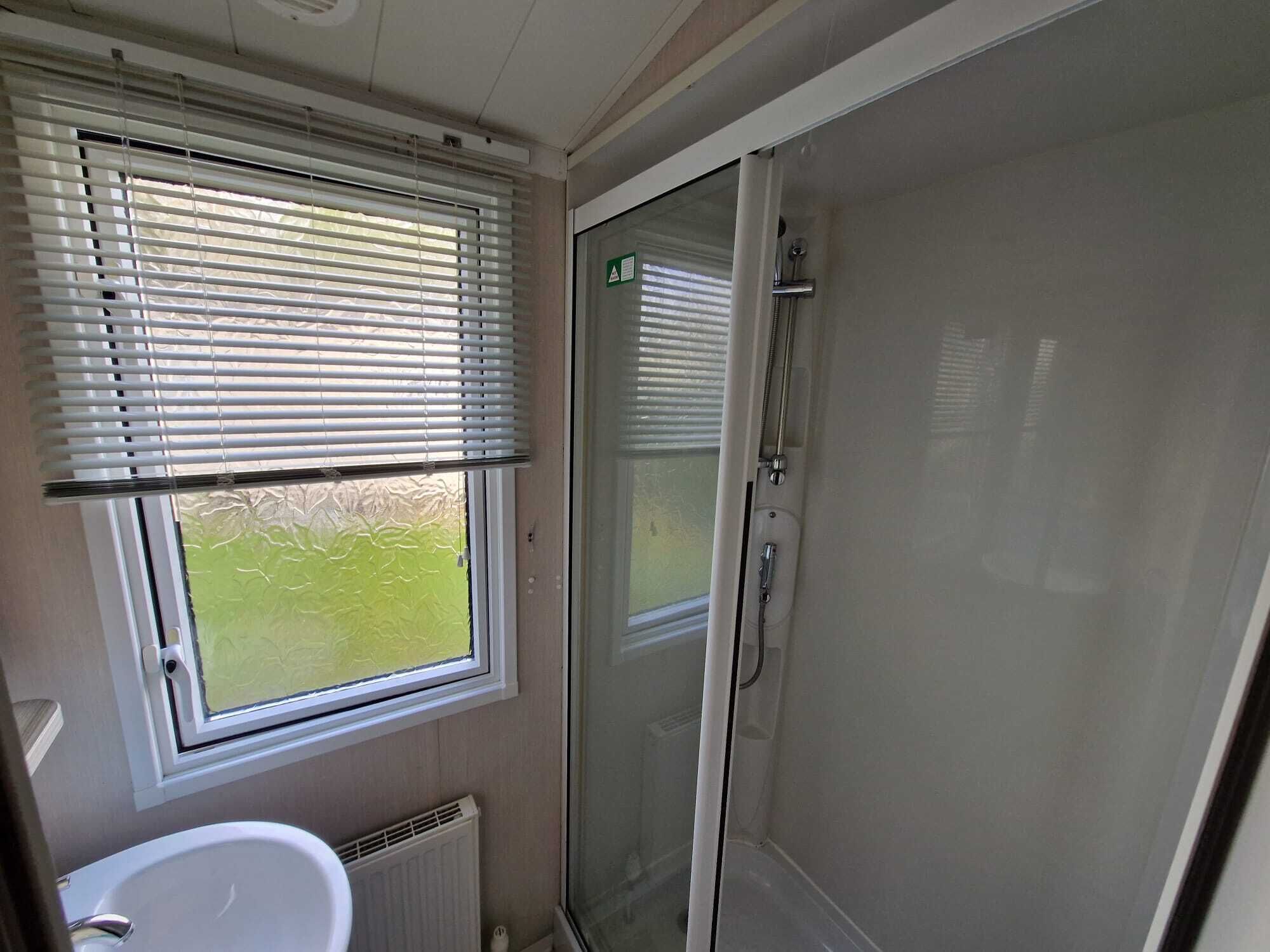 Chalet | Badezimmer | Dusche, Haartrockner, Handtücher