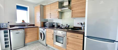 Apartment, Multiple Beds | Private kitchen | Fridge, microwave, oven, stovetop