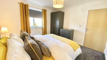 Apartment, Mehrere Betten | 2 Schlafzimmer, Bügeleisen/Bügelbrett, kostenloses WLAN, Bettwäsche