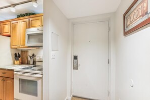 Condo, 1 King Bed with Sofa bed (Pinnacle E10) | Private kitchen - Pinnacle E10 (Killington)