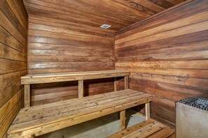 Una sauna de madera con bancos y un sistema de ventilación.