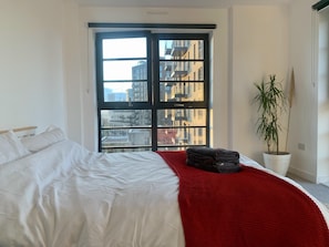 Apartment, 2 Queen-Betten | 2 Schlafzimmer, Bügeleisen/Bügelbrett, kostenloses WLAN, Bettwäsche