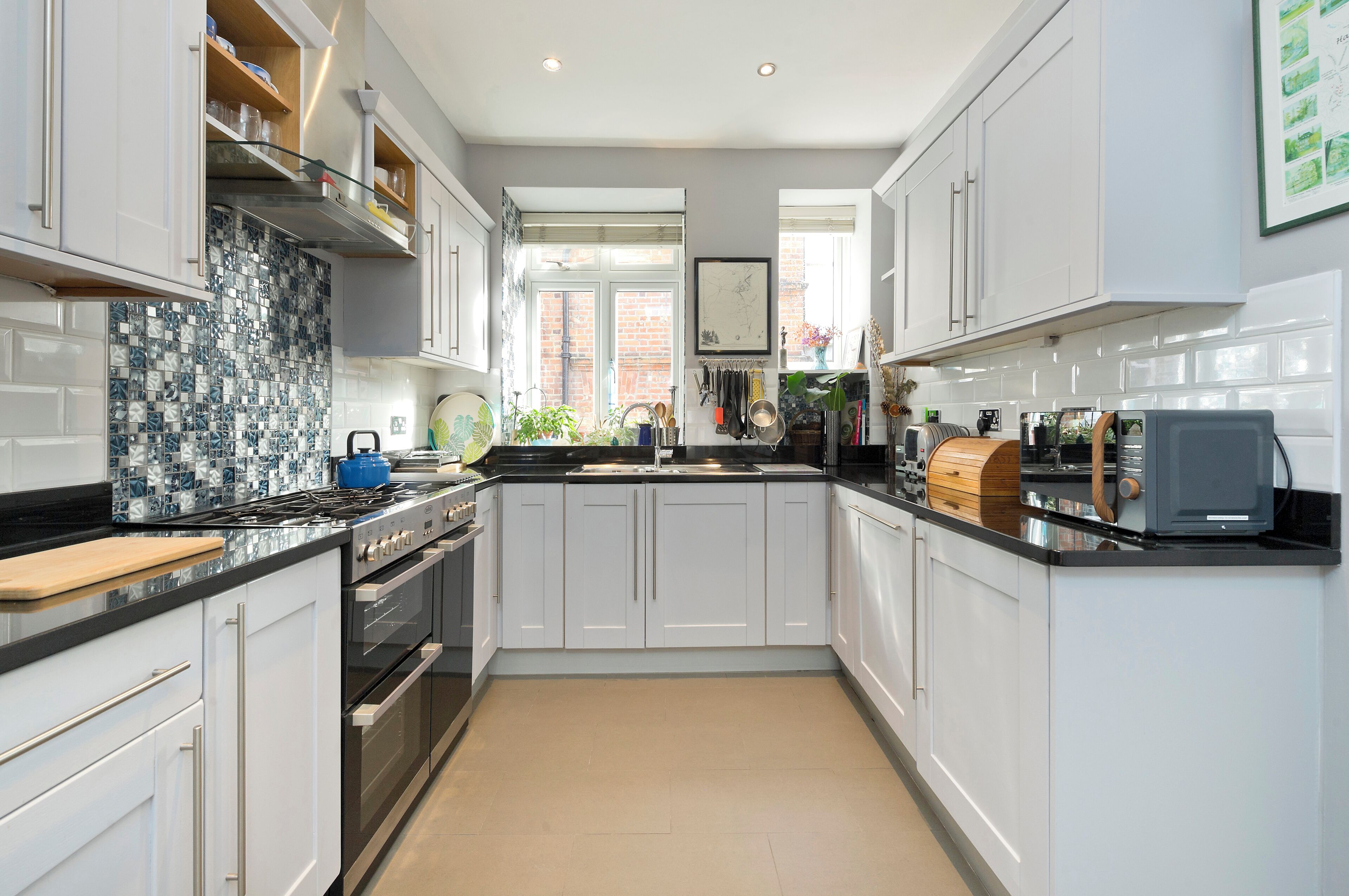 Apartment (2 Bedrooms) | Private kitchen | Fridge, microwave, oven, stovetop