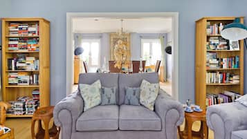 Apartment (2 Bedrooms) | Living area