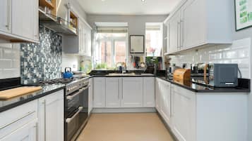 Apartment (2 Bedrooms) | Private kitchen | Fridge, microwave, oven, stovetop