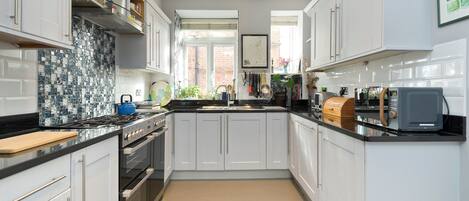 Apartment (2 Bedrooms) | Private kitchen | Fridge, microwave, oven, stovetop