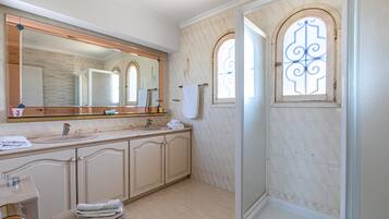 Ducha, bidé y toallas