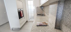 Een koelkast, een magnetron, een oven, een koffiezetapparaat/waterkoker