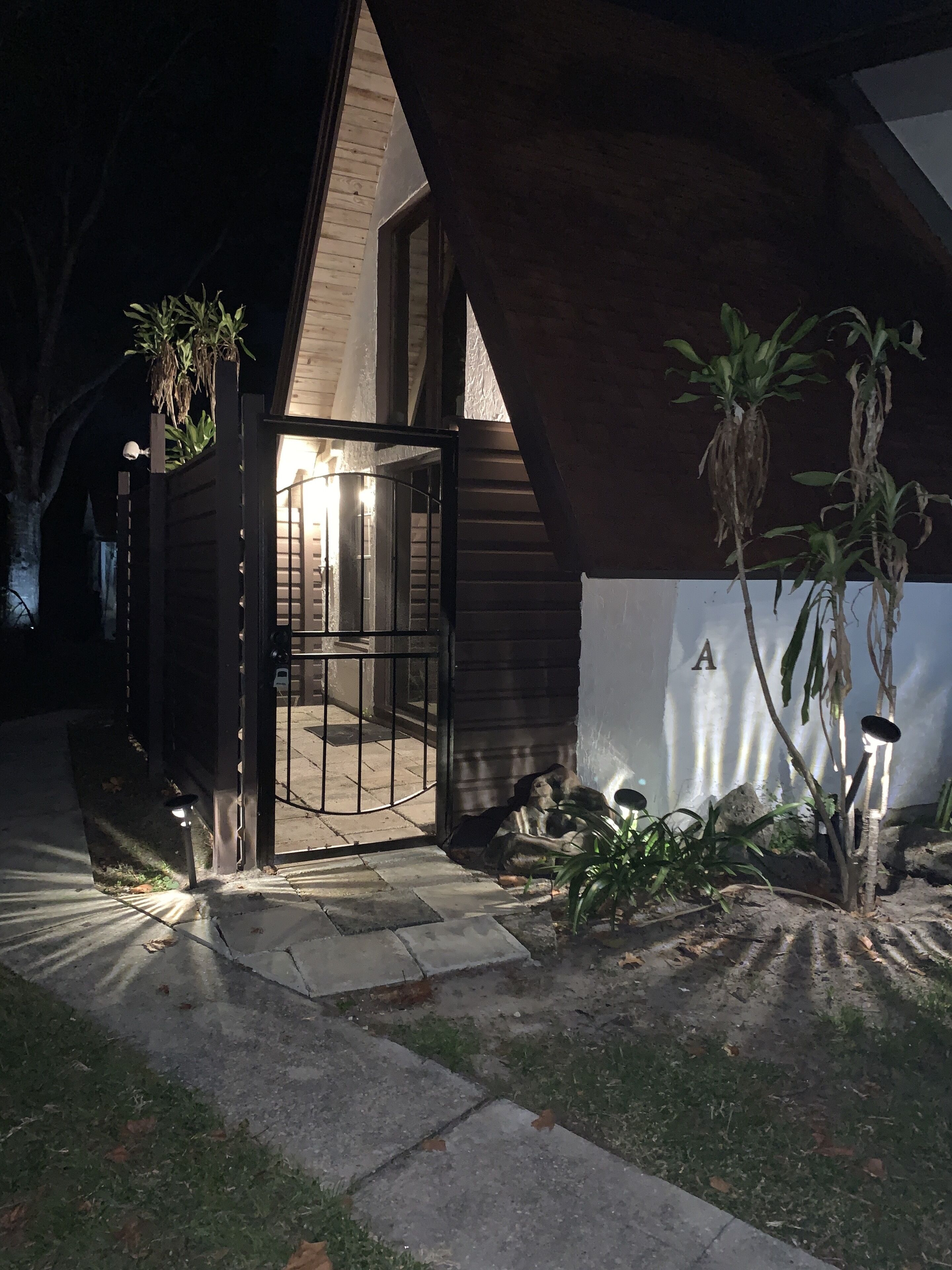 Downtown, 1 BR, Apt, 2 beds, 1 Bath, A-Frame, laundry, kitchen, 2m2 beach!