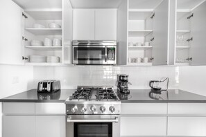 Fridge, microwave, oven, dishwasher - Sleek Menlo Park 2BR w/ Pool, W/D, Gym, near 82, 101, 280, by Blueground (Menlo Park)