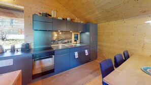 Fridge, oven, dishwasher, coffee/tea maker - Stylish architect’s hut at the ski lift (Obermutten)