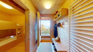 Room - Stylish architect’s hut at the ski lift (Obermutten)