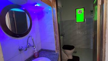 Een douche, een bidet, handdoeken, zeep