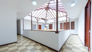 Un interior espacioso con techo alto y piso a cuadros.