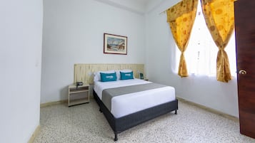 Habitació doble estàndard | Escriptori i roba de llit